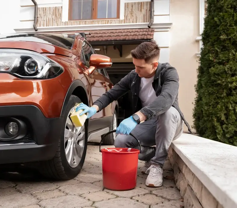 Lavage auto à domicile Lavalette : professionnel intervenant sur un véhicule